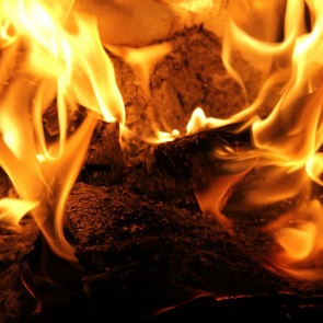 В Нижнеингашском районе пожар уничтожил двухквартирный дом. Погибли женщина и ребенок