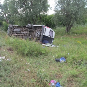 В Красноярском крае на трассе автобус с 17 пассажирами улетел в кювет