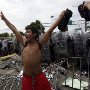 Трамп встретит караван мигрантов «железным занавесом»