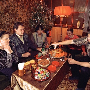 Россияне сочли оливье и «Войну и мир» символами единства