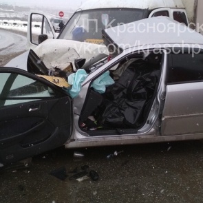 Под Красноярском погиб водитель легковушки при лобовом столкновении с грузовиком