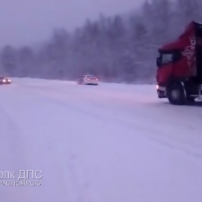 На трассе под Красноярском фура увязла в снегу. Доставали полицейские