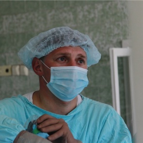 Ужурского педагога при помощи уникальной операции избавили от гигантской кисты в мозге