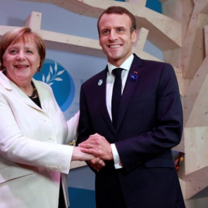 Меркель приняли за жену Макрона