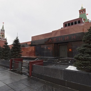 Тело Ленина в мавзолее попросили заменить куклой
