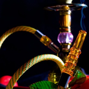 «Инфекции и канцерогены»: специалисты рассказали об опасностях курения кальяна