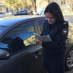 Волгоградский пристав пришла на маникюр к мастеру-должнице