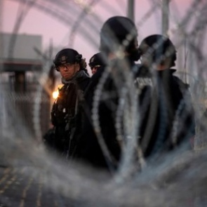 Американским военным разрешили стрелять на поражение на границе США с Мексикой