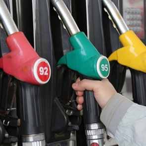 Сети АЗС заявили о готовности опустить цены на бензин до 30 рублей