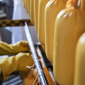 Назван худший колбасный сыр