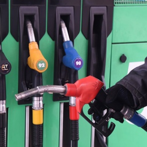 Цены на бензин разрешили повышать