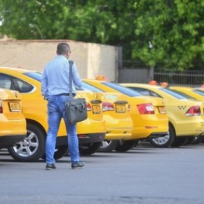 В Госдуме предложили заставить таксистов снимать себя на камеру