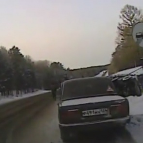 Дальнобойщик перевернул огромный грузовик на незнакомой трассе в Красноярском крае