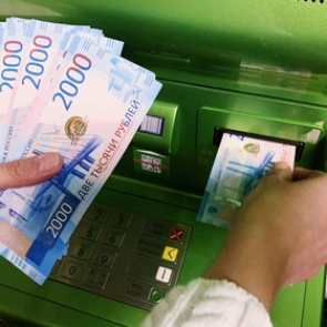 Большинство работодателей в России отказались выдавать новогодние премии