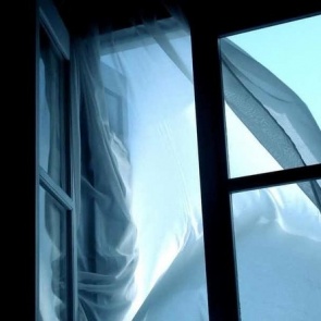 В Красноярске погибла выпавшая на козырёк подъезда девушка