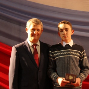 Глава Ачинского района и руководство отдела по вопросам миграции вручили первые паспорта юным сельчанам