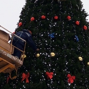 Праздник к нам приходит: в Ачинске наряжают главную ёлку города