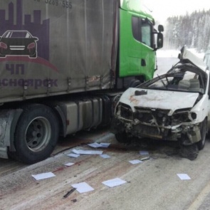 Двое мужчин погибли под фурой у Балахты: Ipsum отлетел от отбойника