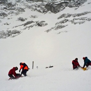 Лавина погребла под слоем снега 11 человек