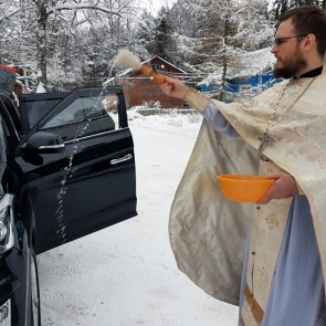 Зачем автовладельцы освящают свои машины?