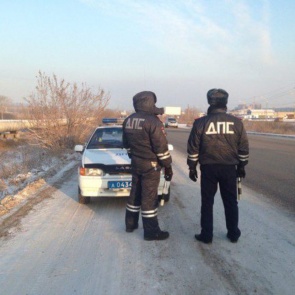 Экипаж большегруза едва не замерз на краевой трассе из-за опустевшего бензобака