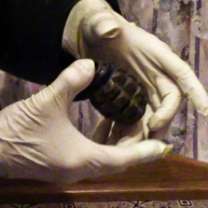 Российскому тюремщику подложили гранату под машину