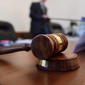 Минусинский пенсионер назвал соседку «воровкой» и заплатил за это 10 тысяч