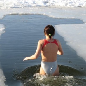 Красноярцам напомнили о правилах заплывов в ледяной воде в Крещение