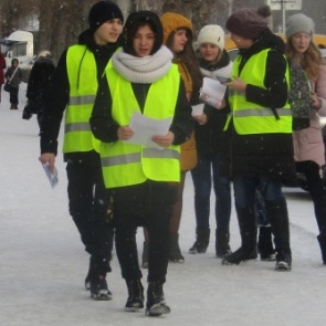 В Ачинске Юные инспекторы движения напомнили посетителям ледового городка о пользе световозвращающих элементов