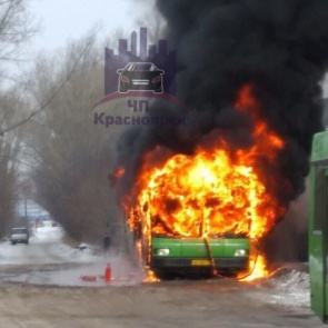 В Красноярске на конечной остановке загорелся пассажирский автобус
