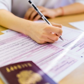 В России выпускникам запретили сдавать два экзамена по математике. Некоторые могут остаться без аттестата