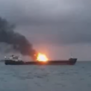 Два судна загорелись после взрыва в Керченском проливе