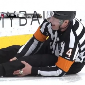 Российский хоккеист сломал арбитру ногу в двух местах