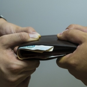 В Абакане двое мужчин вымогали у бизнесмена около 2 млн рублей