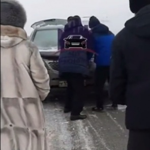 Загоревшийся на трассе под Красноярском кроссовер закидывали снегом и рубили топором