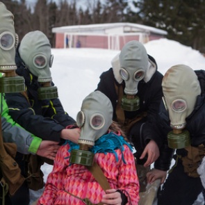 Опоздавших семиклассников заставили просидеть урок в противогазах