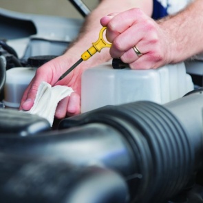 Залил масло в двигатель выше нормы. Может, обойдется?