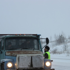 Полицейские Ачинска призывают участников дорожного движения к бдительности в условиях туманности в связи с морозами