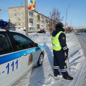 Ачинские автоинспекторы в связи с аномальными морозами согревали водителей имбирными конфетами