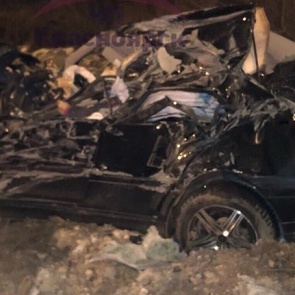В Красноярске после удара автобуса Mercedes отбросило на фуру: водитель погиб в искореженной машине
