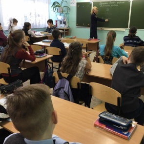 Госавтоинспекторы в Ачинске проводят блиц - опросы школьников по дорожной безопасности