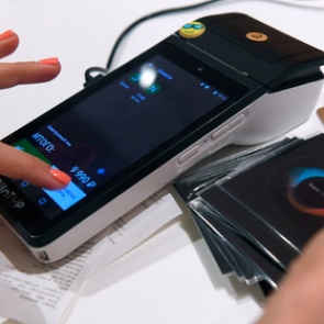 Россиянам станет проще расплачиваться картами