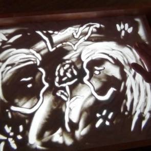 В Красноярском крае заключенных подростков избавляют от агрессии рисованием сказок песком