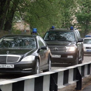 Чиновники заслужили право ездить на дорогих авто — депутат-единоросс