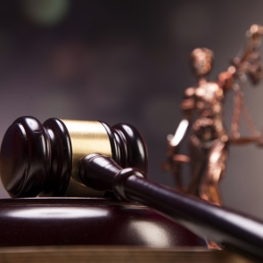 Житель края пойдет под суд за чтение чужих смс-сообщений. За сохранение их в тайне он потребовал у одной жертвы машину