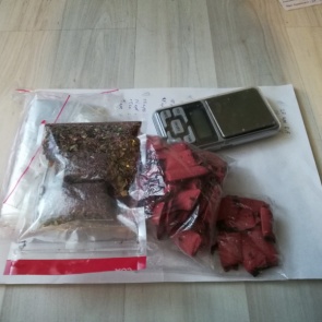 В Ачинске транспортные полицейские задержали студентку, подозреваемую в распространении синтетических наркотиков