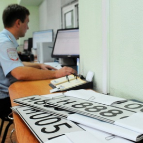 Гаишников передумали отстранять от выдачи госномеров