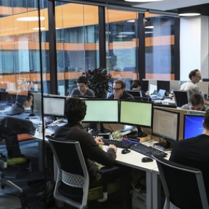 Россияне назвали самые раздражающие привычки коллег