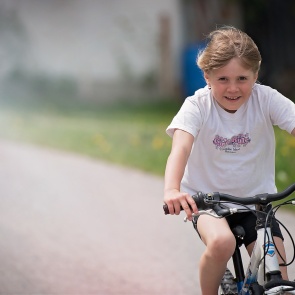 Автополицейские предупреждают водителей о появлении юных велосипедистов на дорогах