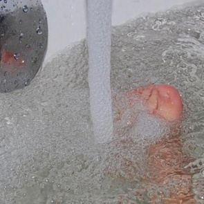 В Норильске 12-летняя девочка уронила в ванну мобильный и погибла